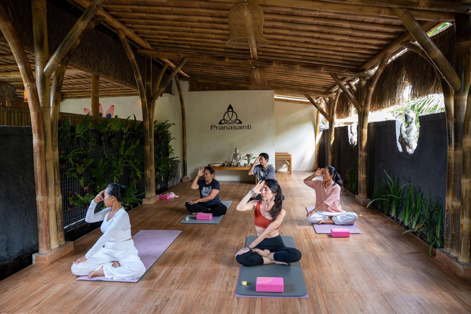 Gün doğumunda terasta yoga