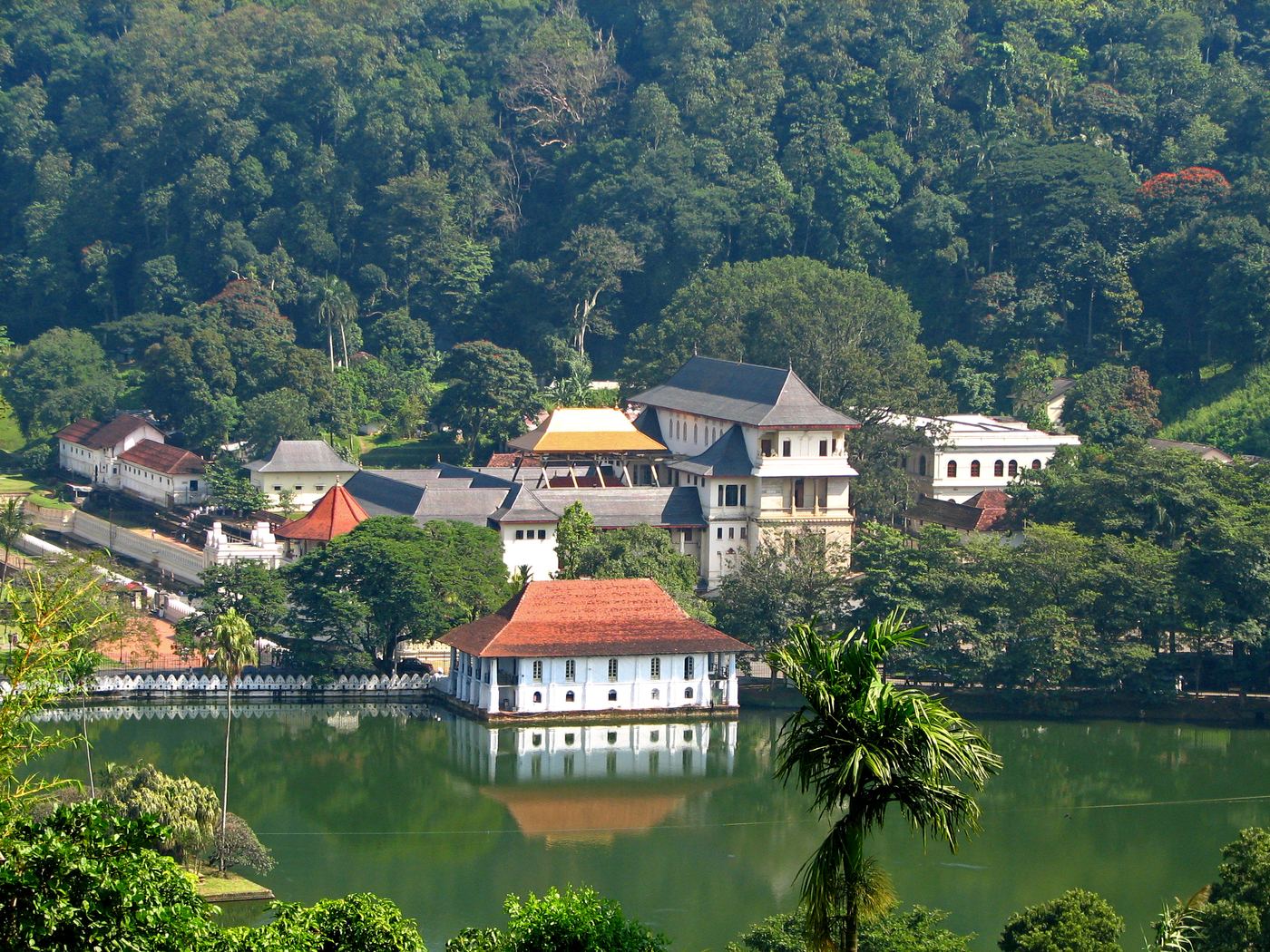 Kandy Gölü ve çevresindeki tepeler