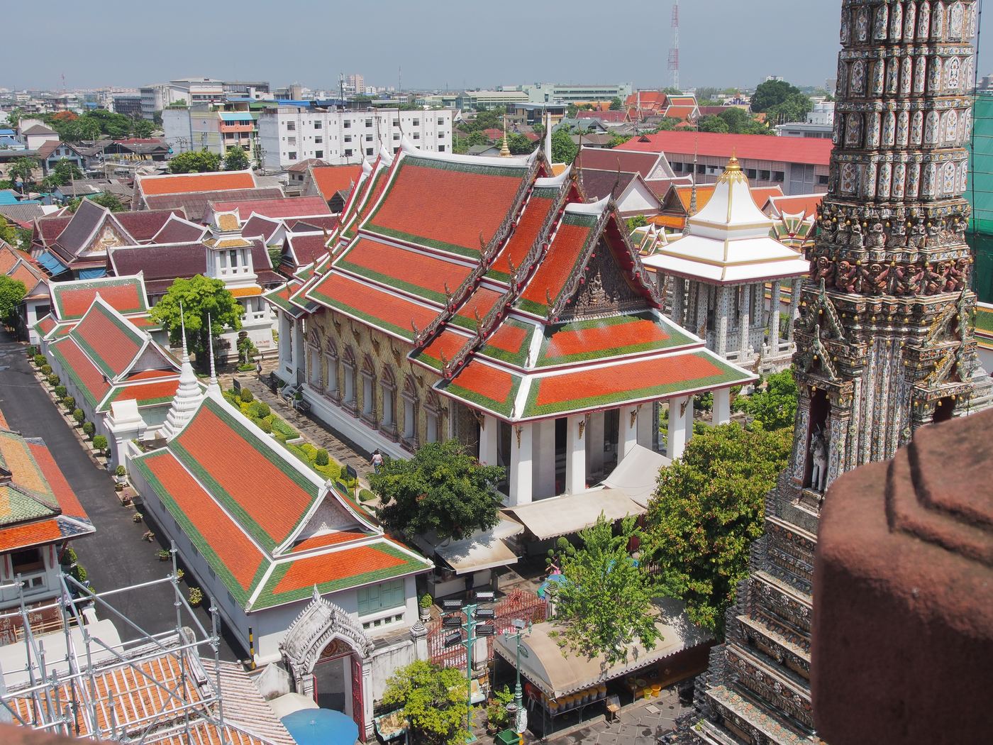 Bangkok'ta tapınak çatıları ve şehir manzarası