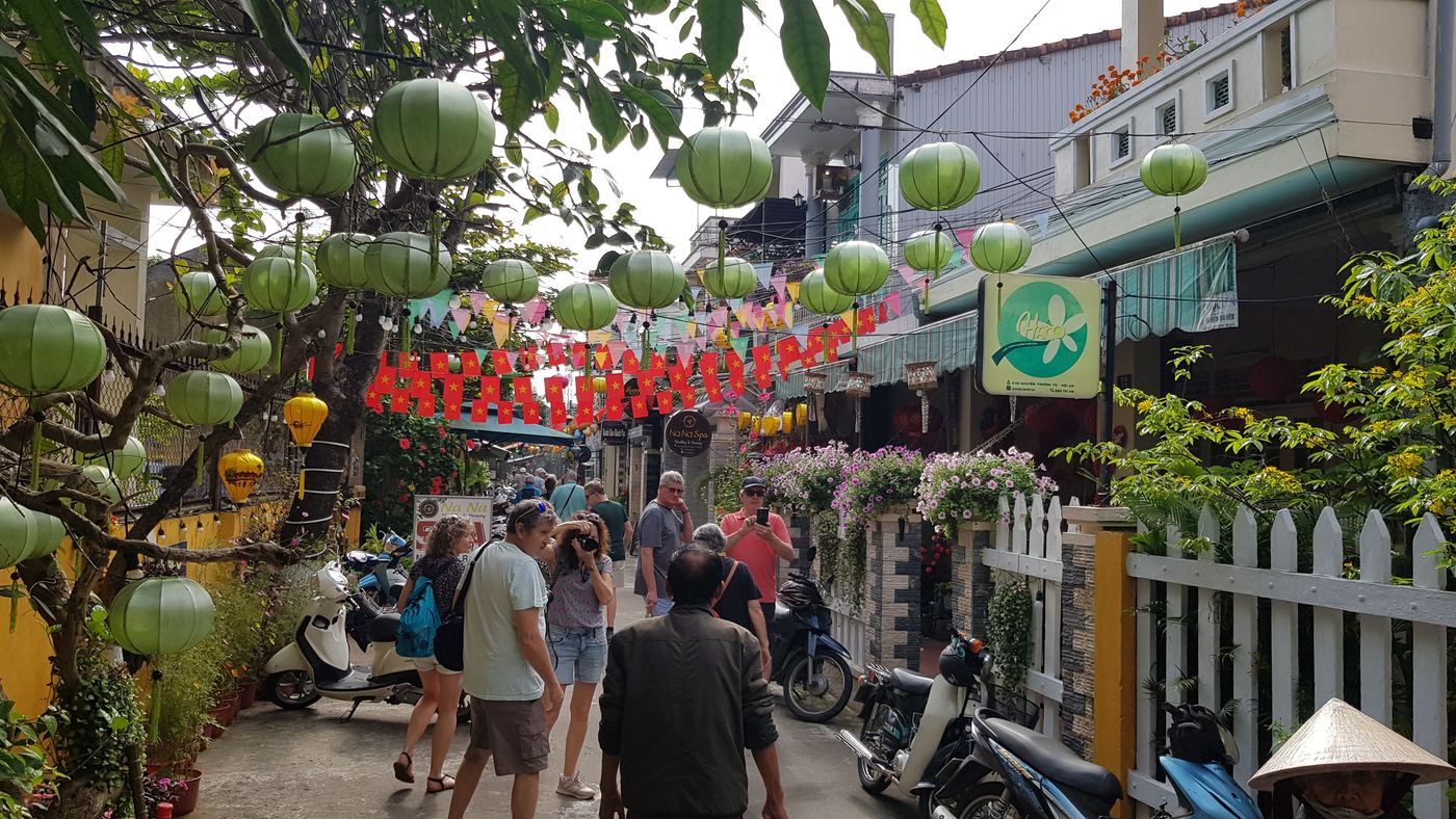Hoi An eski şehirde fenerli sokak
