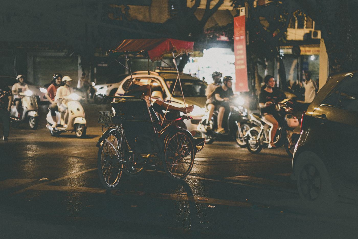 Hanoi'de akşam trafiği ve sokak hayatı