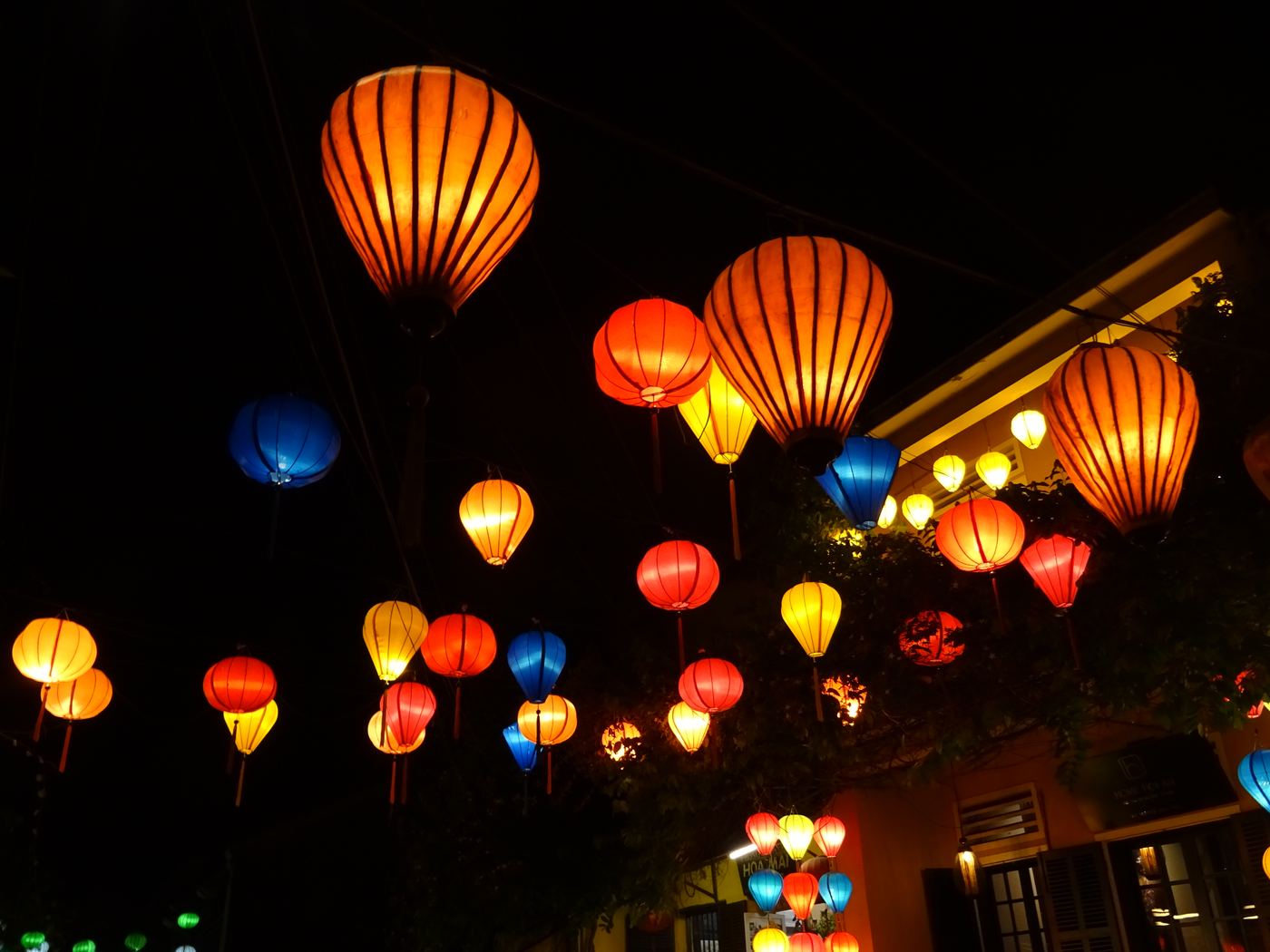 Hoi An'da gökyüzüne salınan fenerler