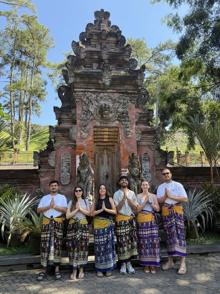 Bali Experience grubu tapınak önünde